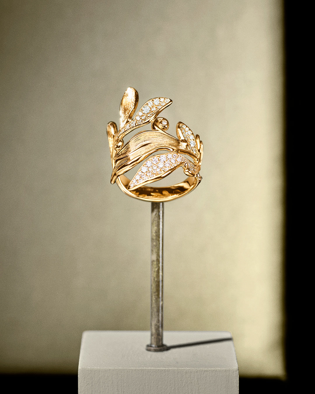 Forest Ring 18 kt. m/92 brill. i alt 0,65ct TW.VS