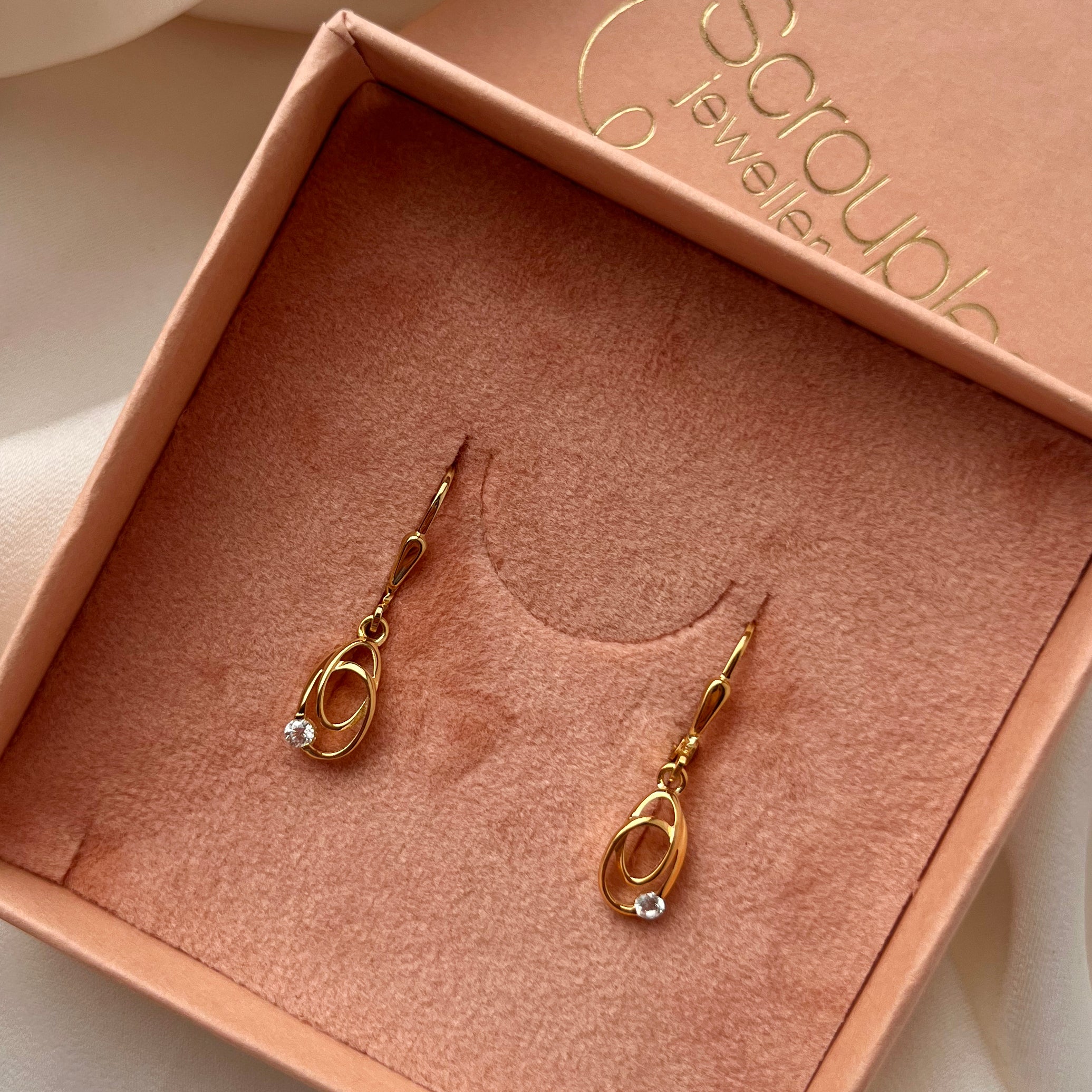 8 kt. Ørebøjler med syntetislk zirkonia sten