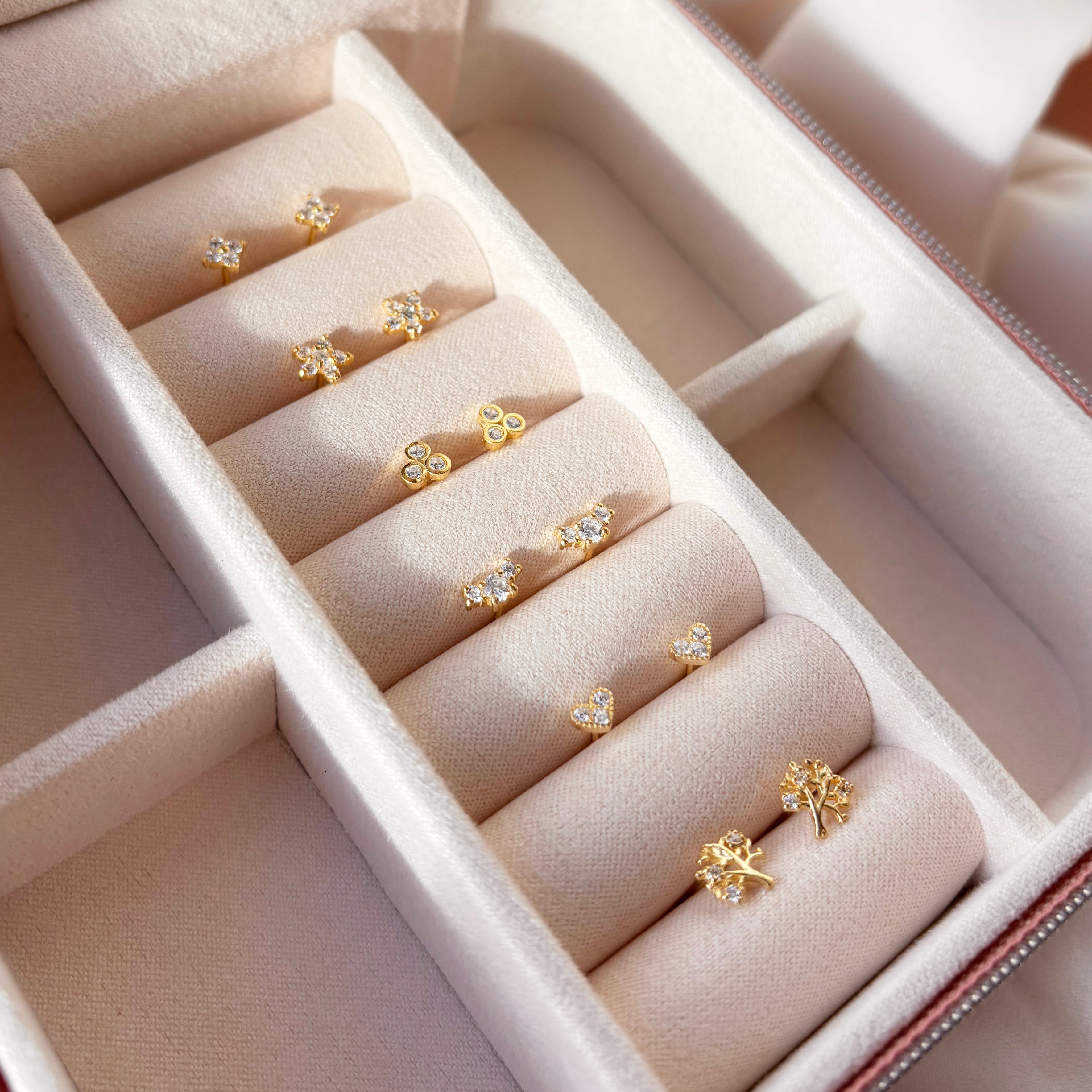 Forgyldt ørestikker m/livets træ