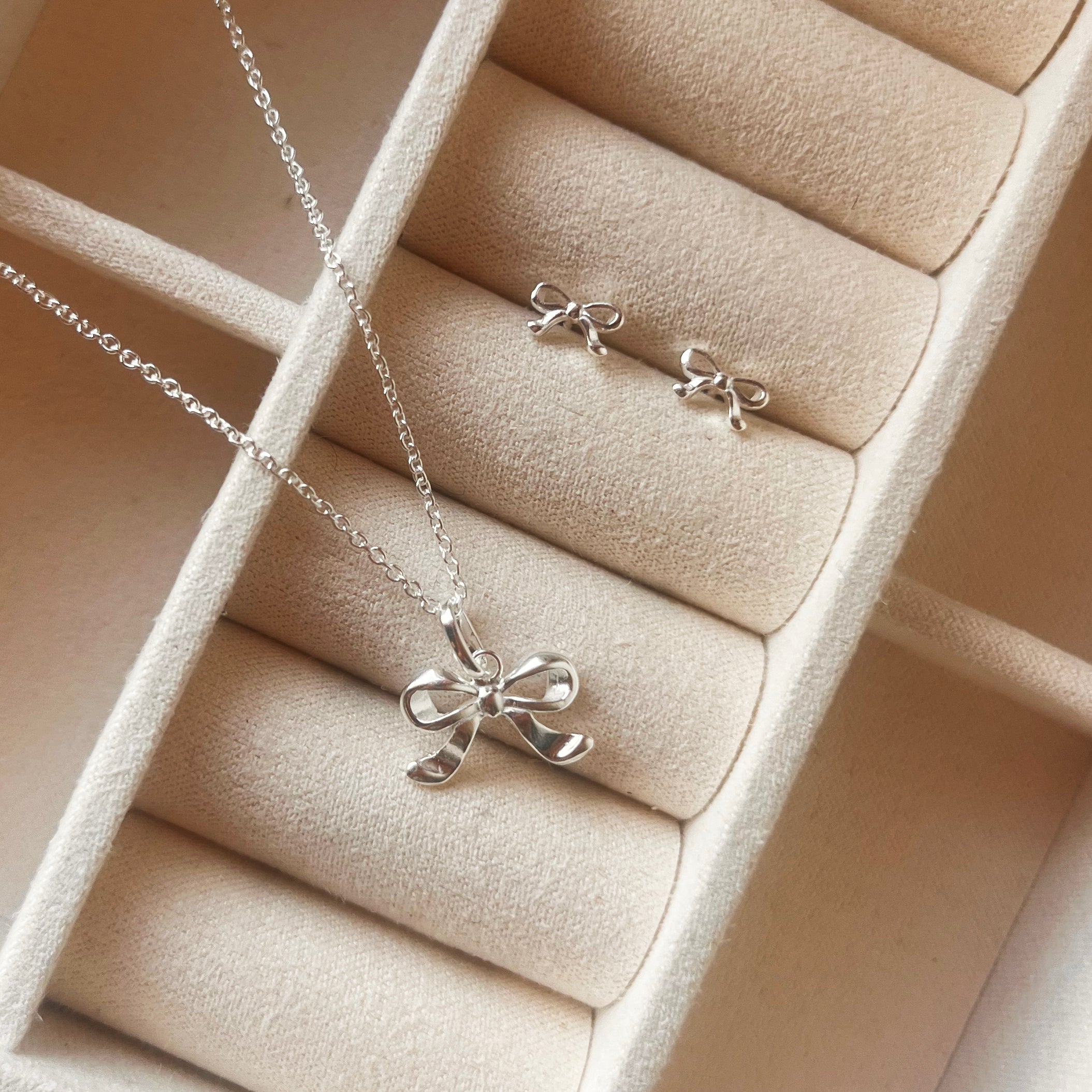 Sølv ørestikker sløjfe