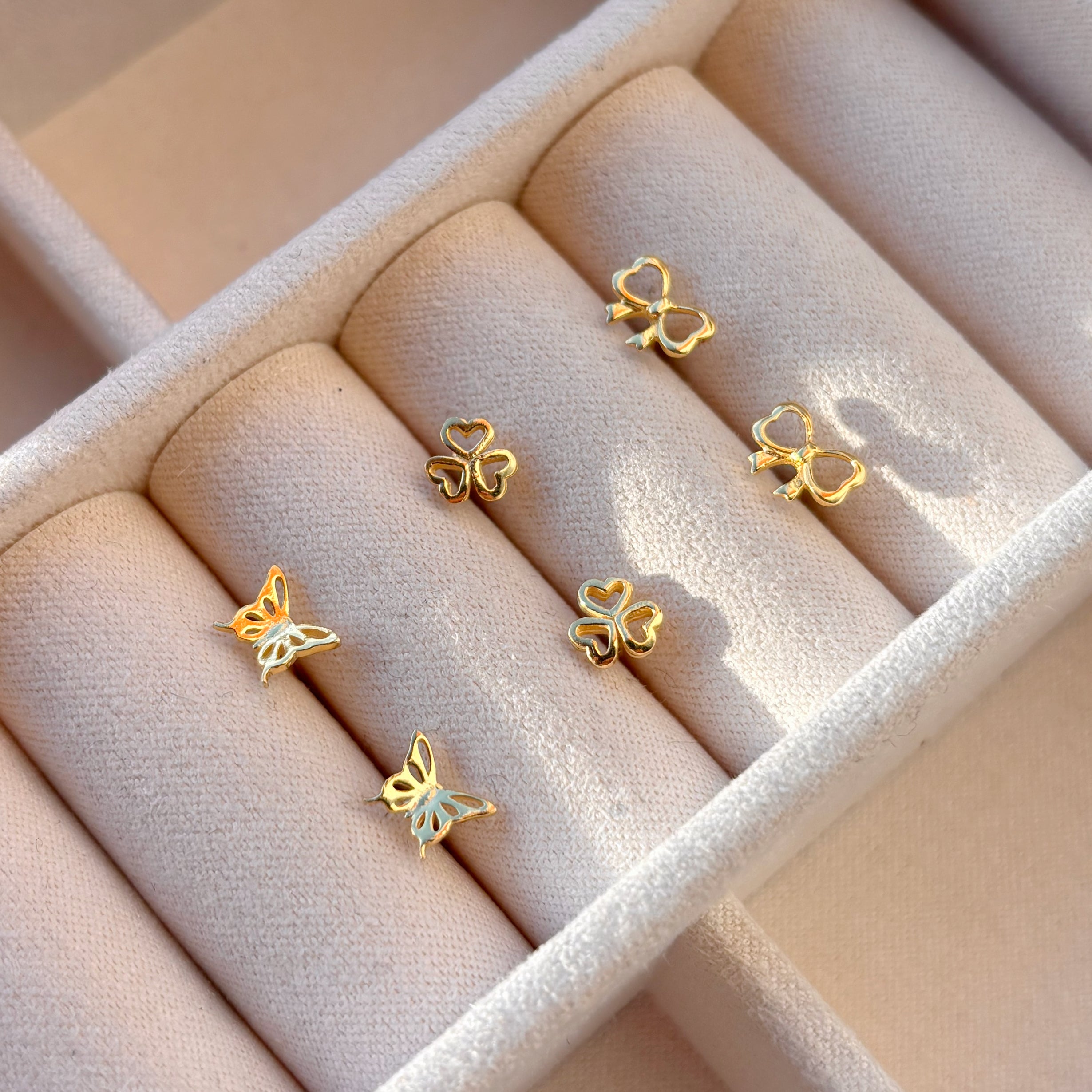 Sløjfe ørestikker i forgyldt sølv