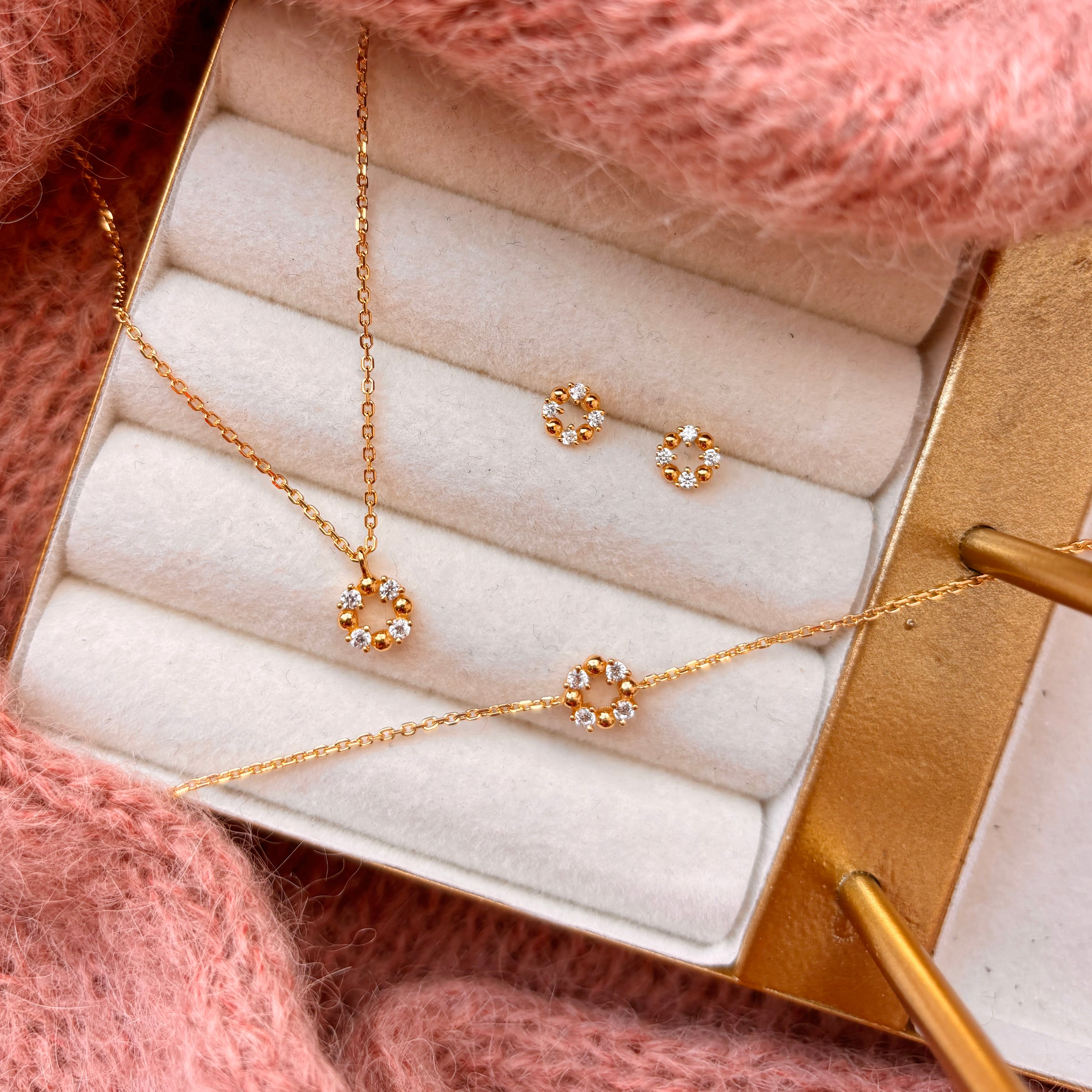 Forgyldt ørestikker cubic zirk.