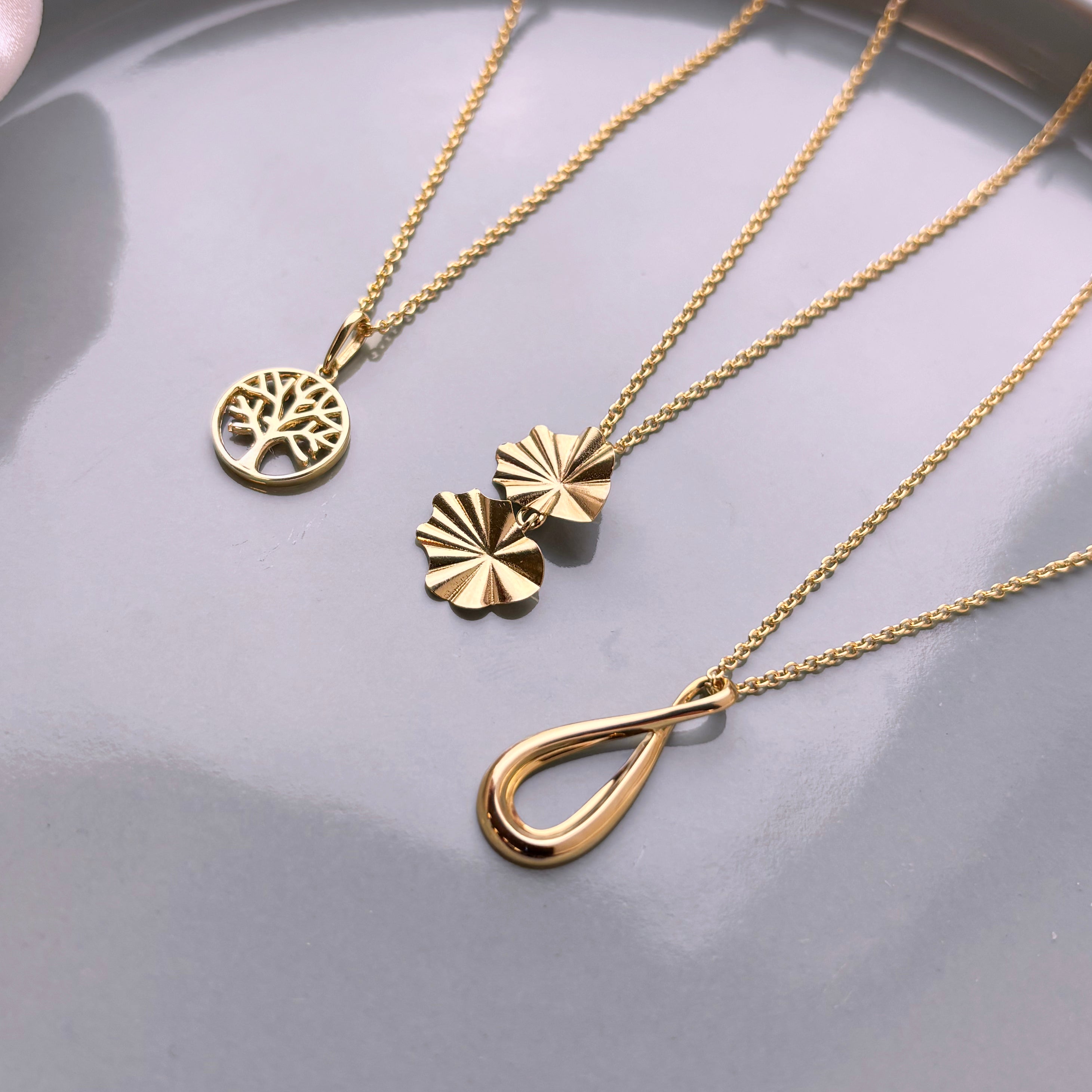 Vedhæng livets træ 8 kt. m/forgyldt kæde