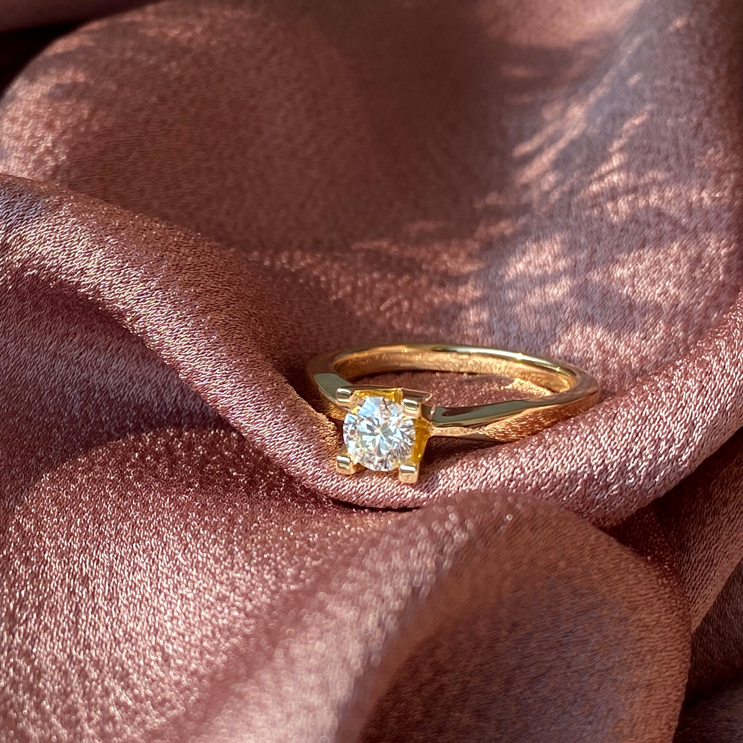 Kleopatra ring 0,40 H-W/SI 14 kt