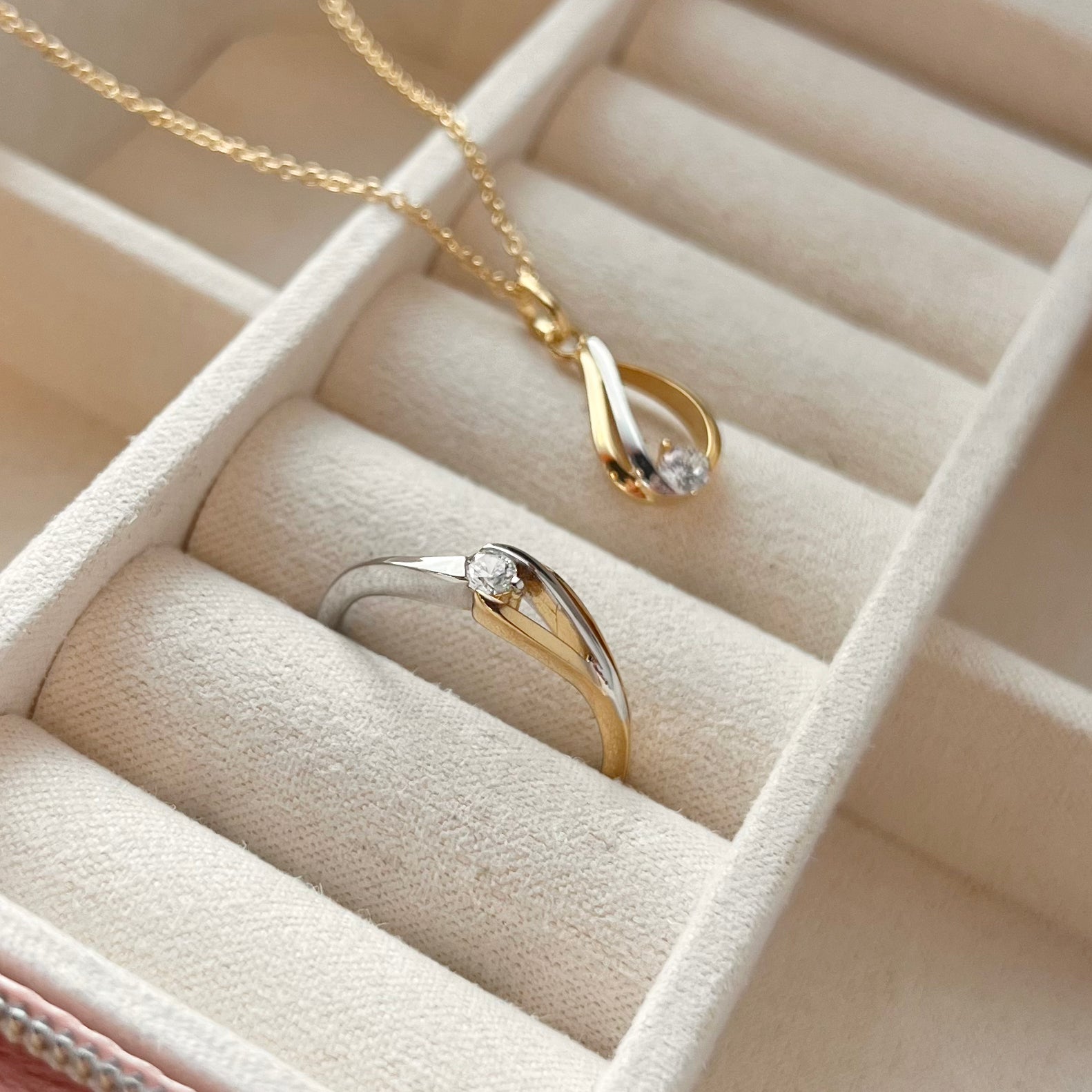 8 kt. ring 2 farvet m/cubic zirk.