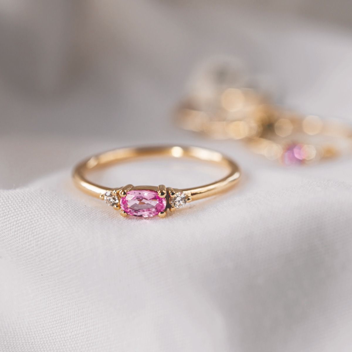 14 kt. Petit ring m/oval pink safir og brillanter