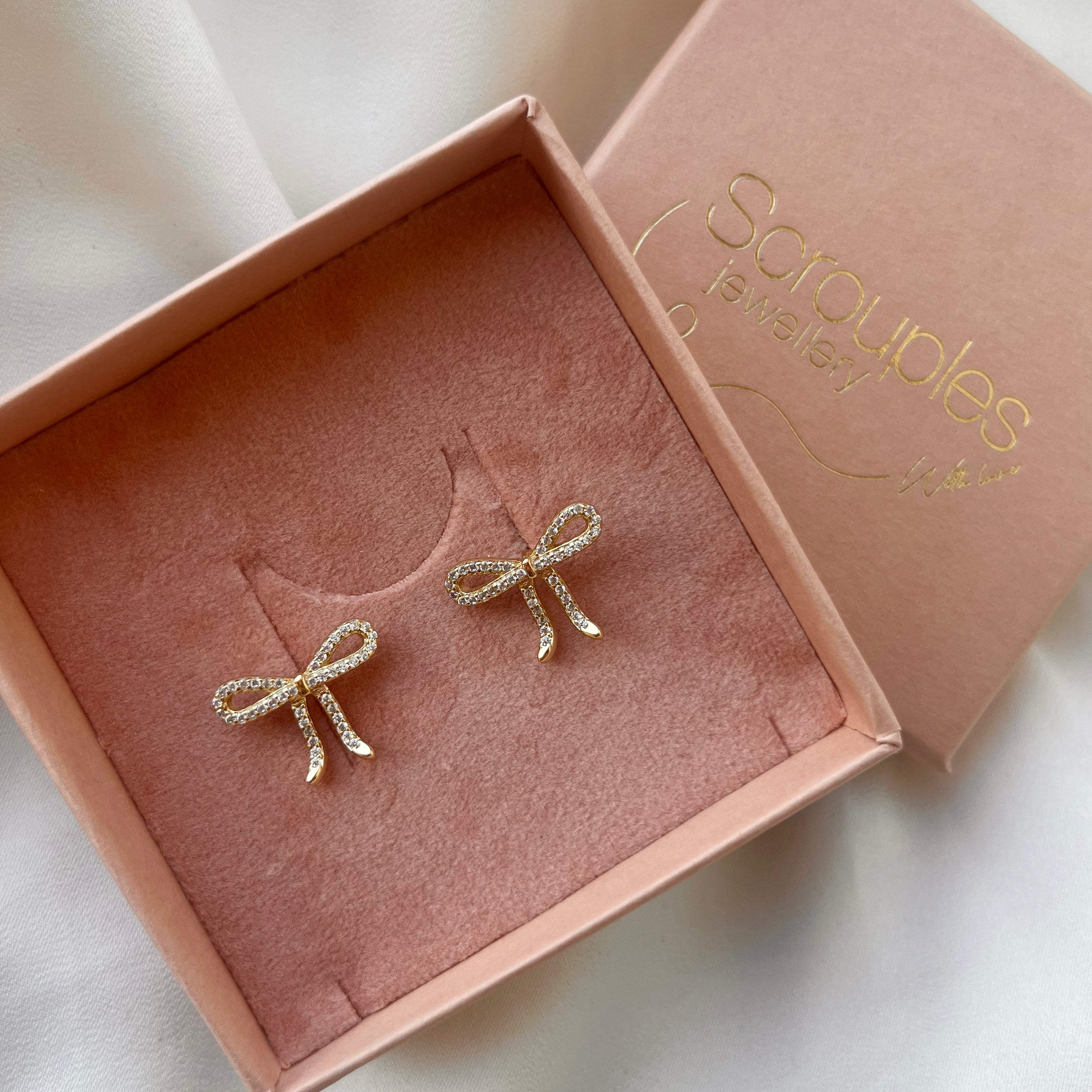 Forgyldt ørestikker sløjfe synt. zirk.