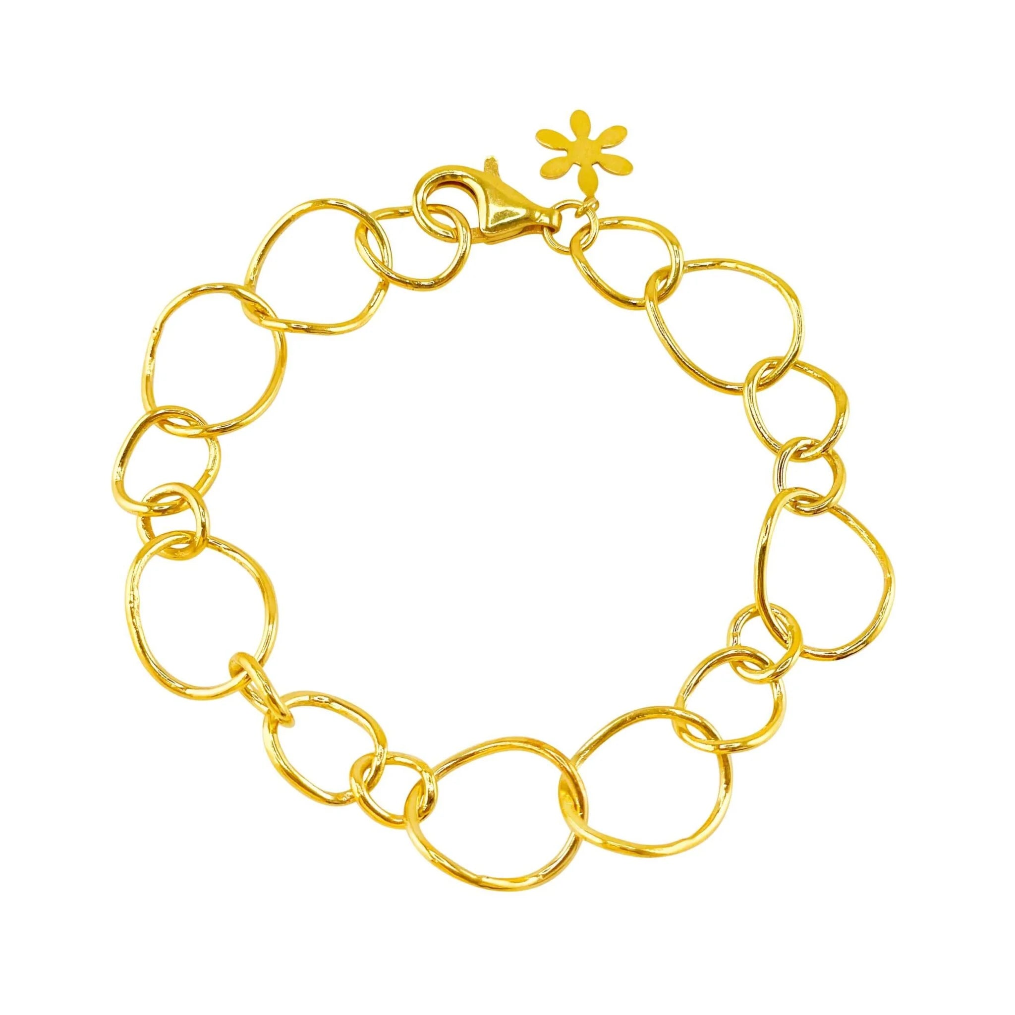 Forgyldt armbånd med tvistede led i forskellige størrelser