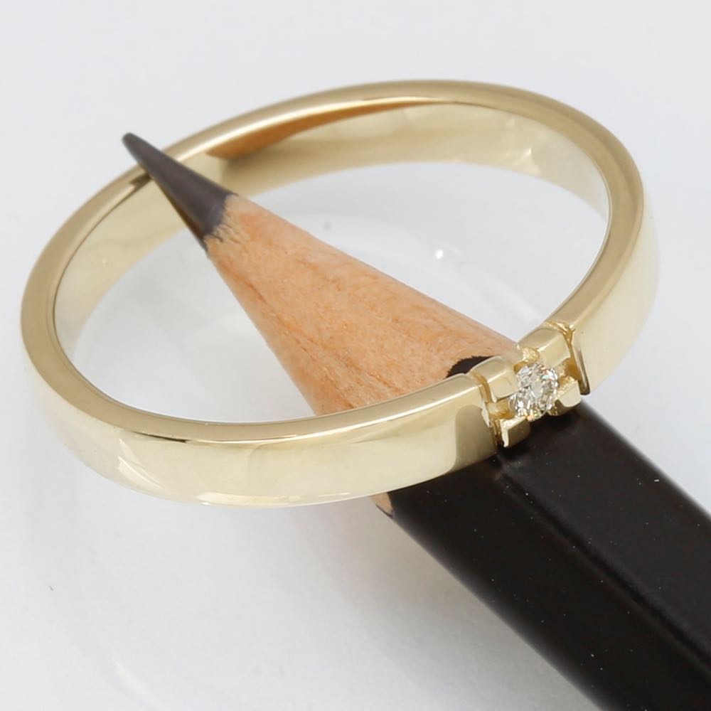 14 kt. alliancering m/1x0,03 ct. W-si