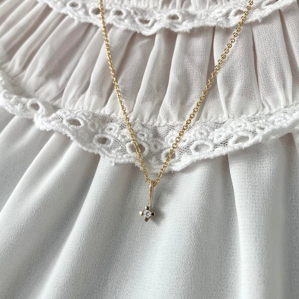 14 kt. vedhæng med 0,05ct W/Vs