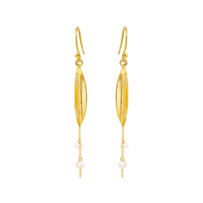 Forgyldt øreringe bukket blad med kæde og hvid ferskv. perle