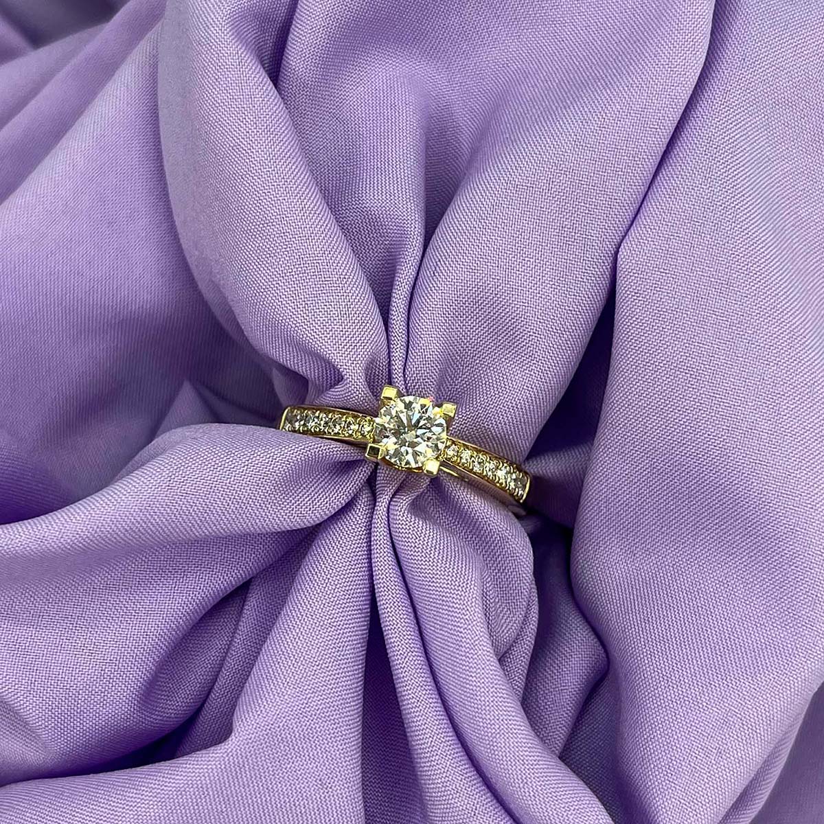 Kleopatra Queen ring 0,53 H-W/SI 14 kt rødg.