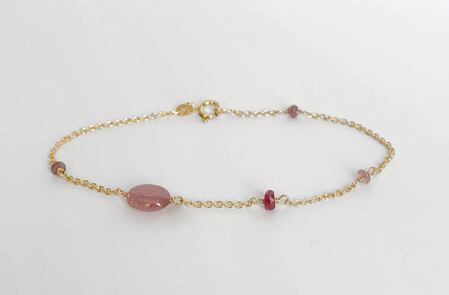 14 kt. armbånd m. safir, rubin, granat