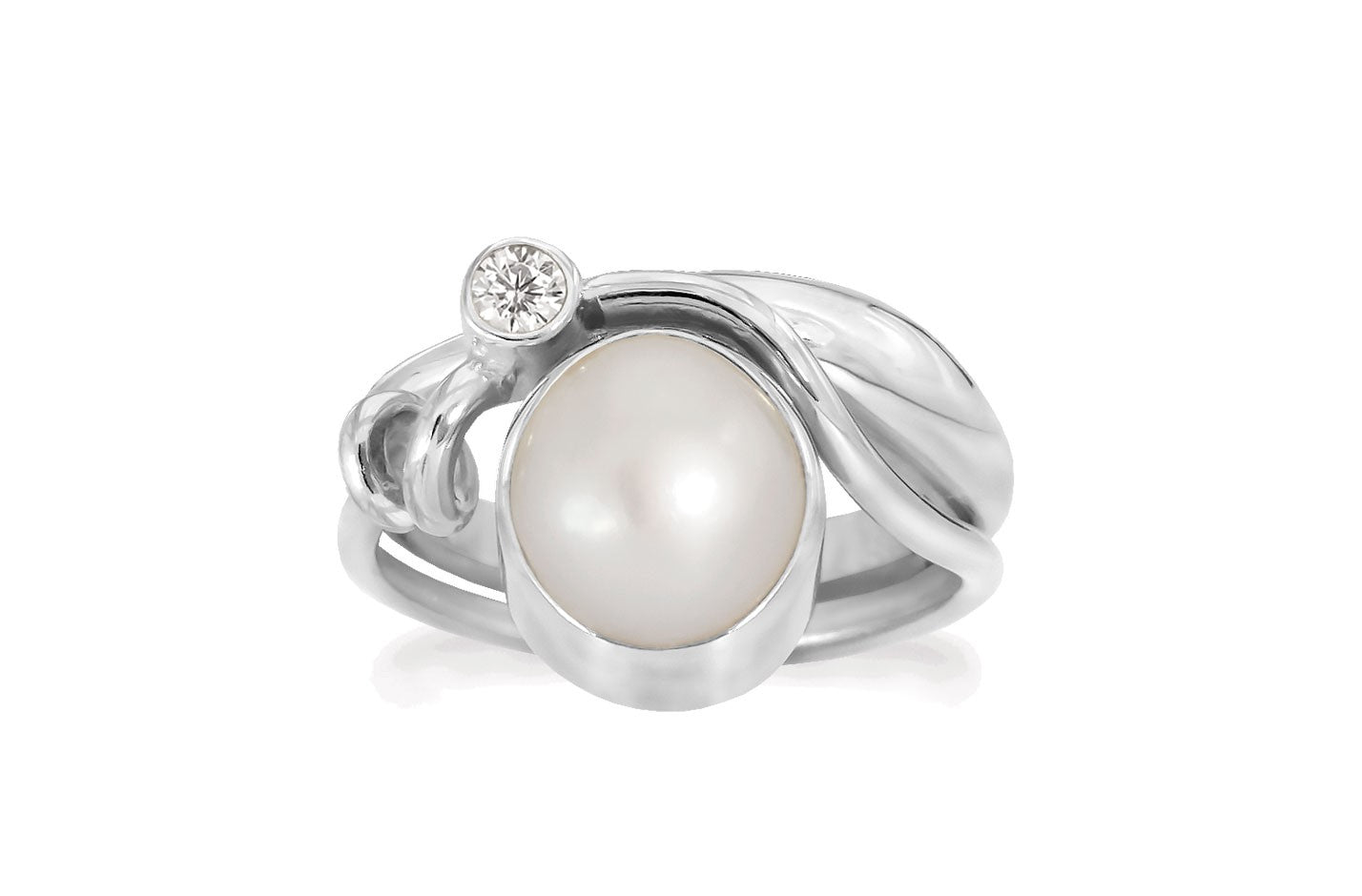 Sølv ring med perle og syntetisk zirkonia.